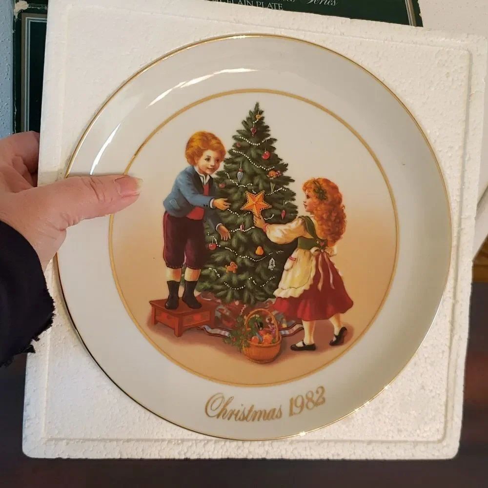 Vtg Avon Second Edition 1982 Christmas Memories Keeping the Christmas Tradition